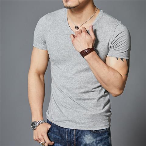 Camiseta esportiva fitness de manga curta com decote em V e cor sólida slim fit