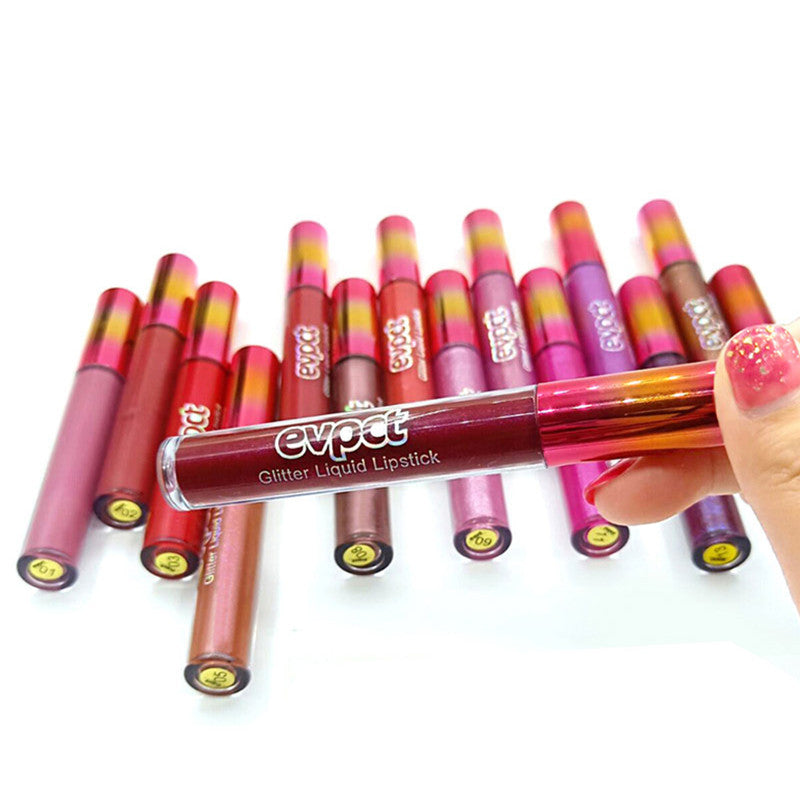 Batom metálico com brilho labial