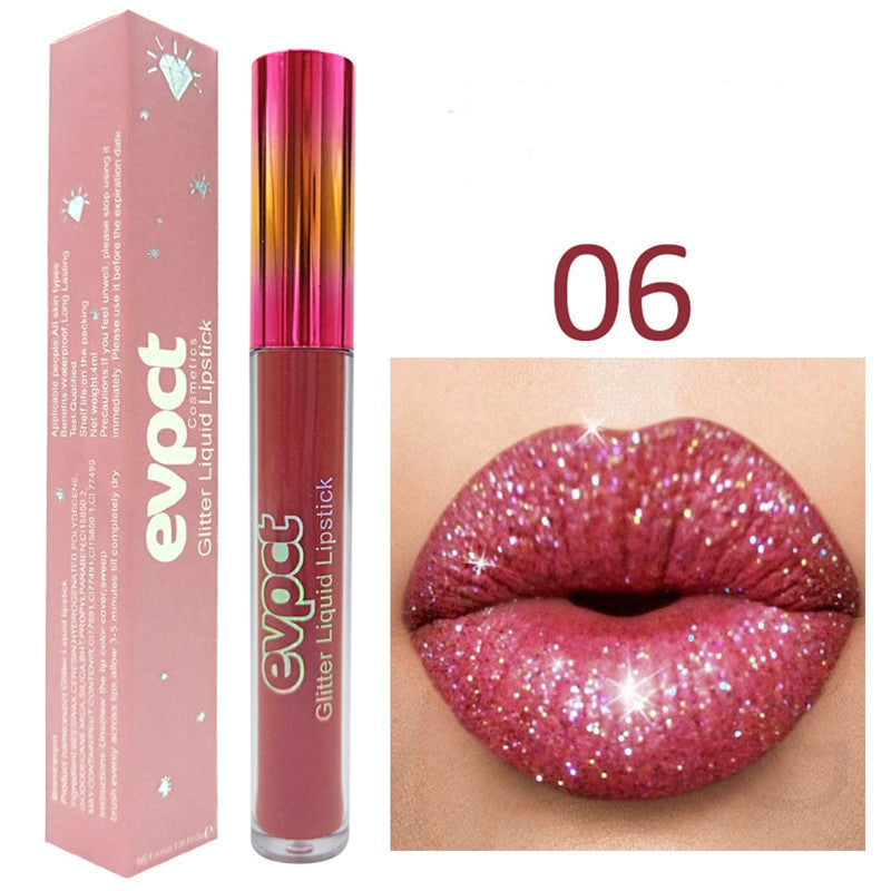 Batom metálico com brilho labial