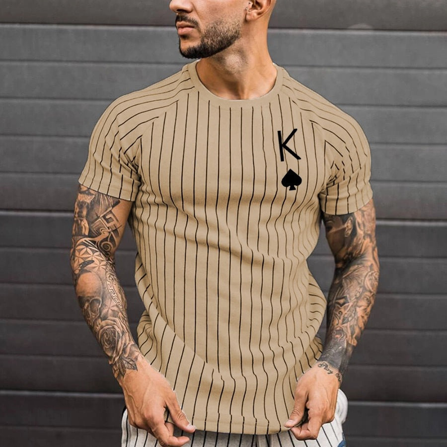 Camiseta masculina com estampa de cartas de baralho e gola redonda de manga curta