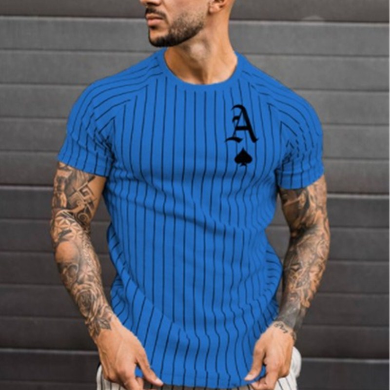 Camiseta masculina com estampa de cartas de baralho e gola redonda de manga curta