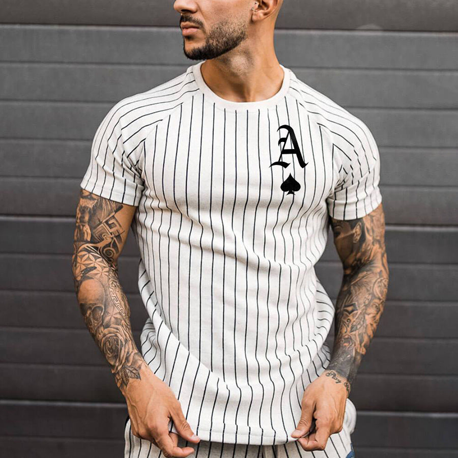 Camiseta masculina com estampa de cartas de baralho e gola redonda de manga curta