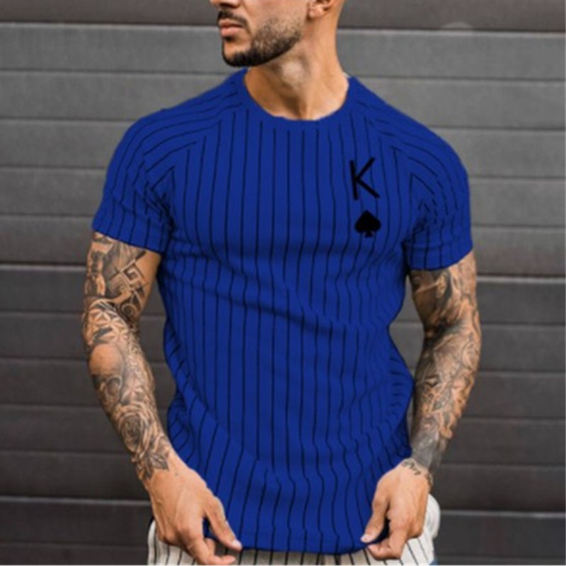 Camiseta masculina com estampa de cartas de baralho e gola redonda de manga curta