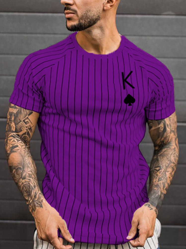 Camiseta masculina com estampa de cartas de baralho e gola redonda de manga curta