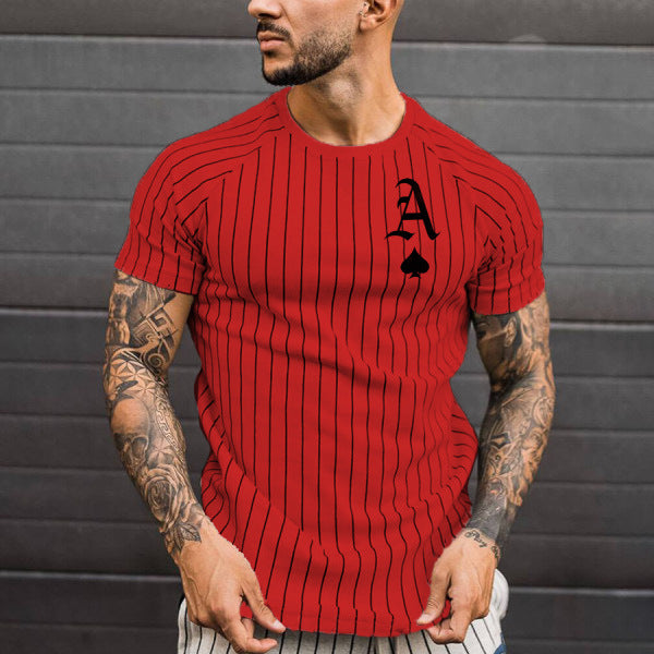 Camiseta masculina com estampa de cartas de baralho e gola redonda de manga curta