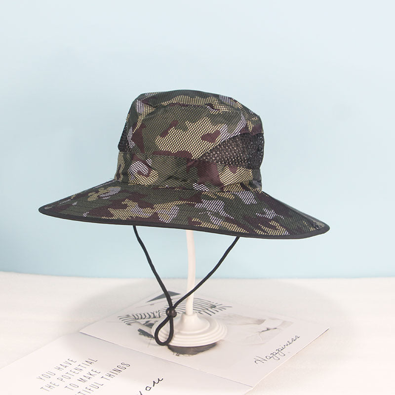 Chapéu de sol de montanhismo de pescador masculino ao ar livre