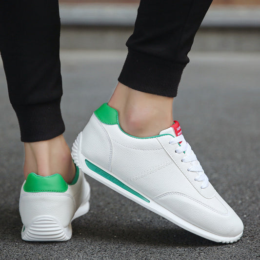 Pequeños zapatos blancos