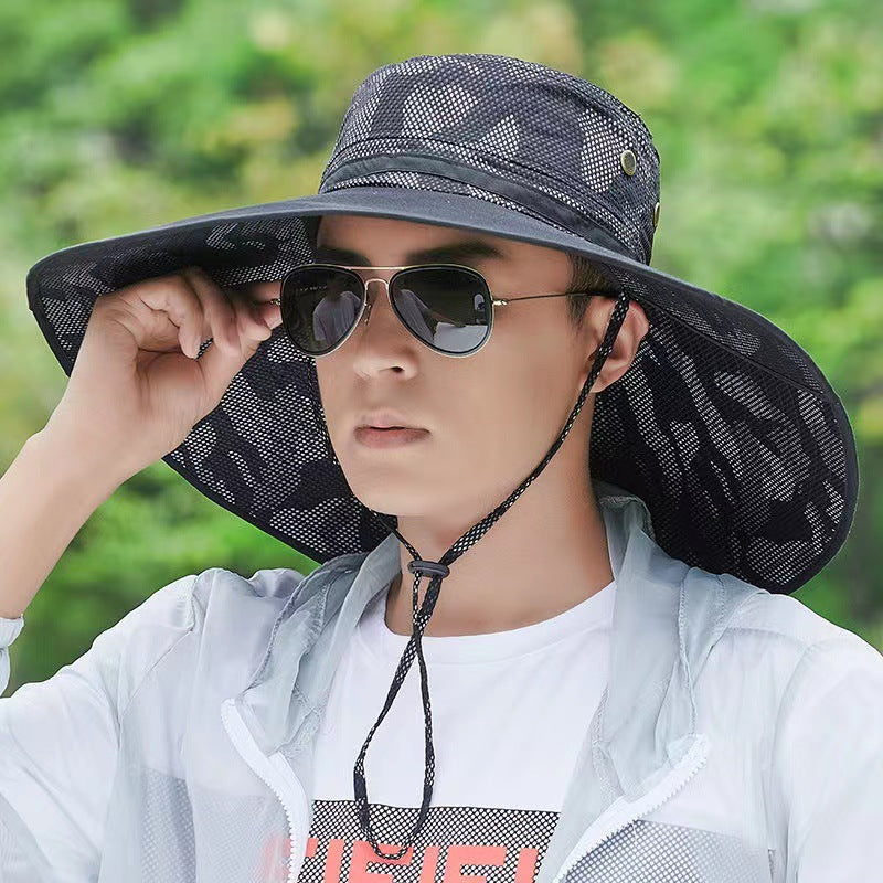Chapéu de sol de montanhismo de pescador masculino ao ar livre