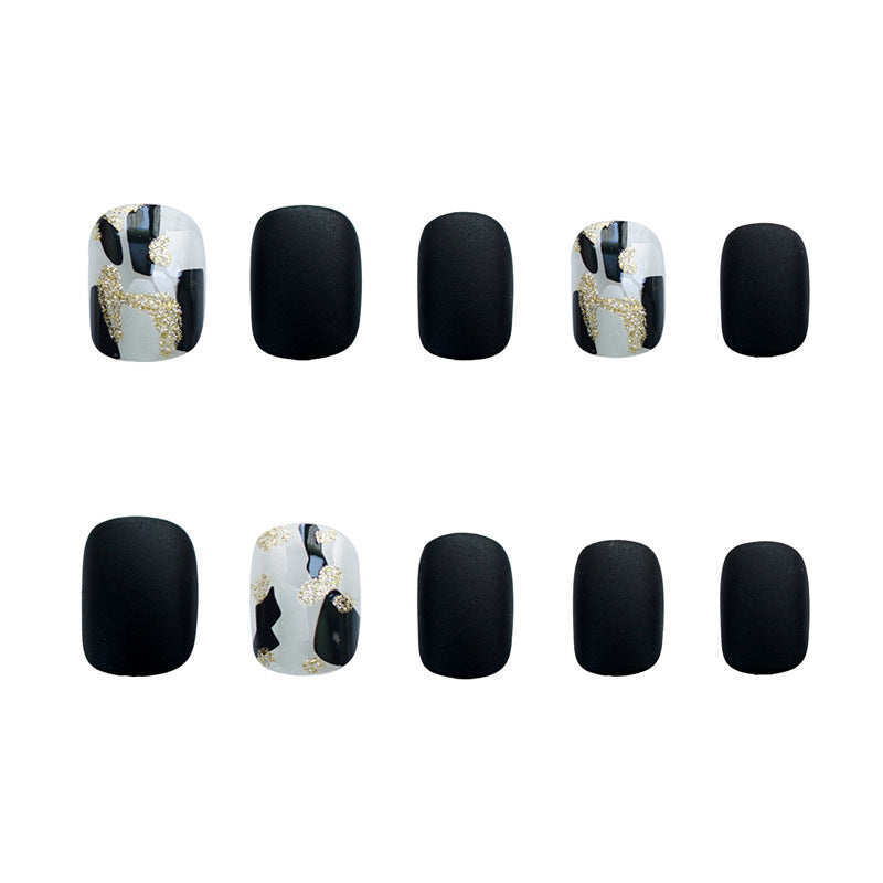 Usando unhas postiças pretas foscas