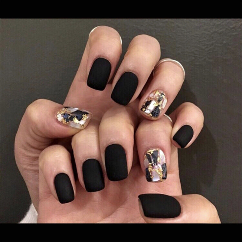 Usando unhas postiças pretas foscas
