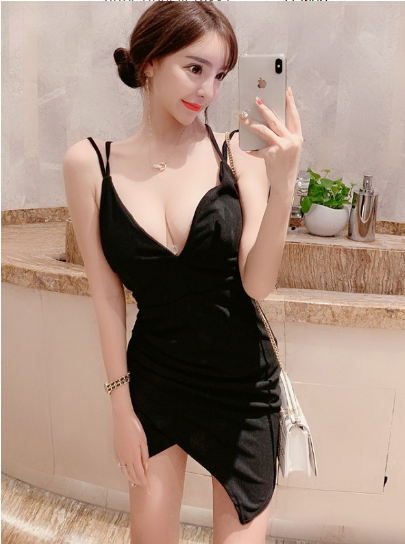 Vestido com decote em V e ajuste no quadril