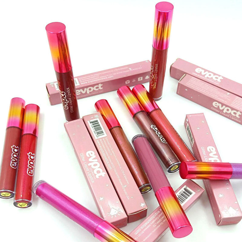 Batom metálico com brilho labial