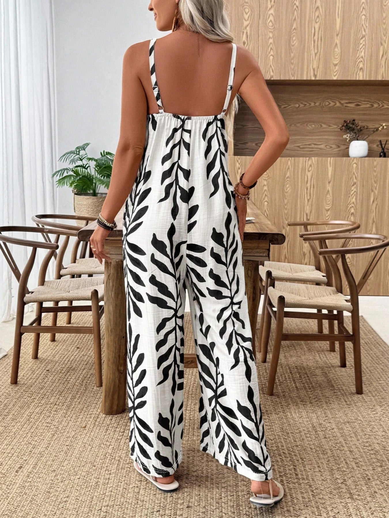 Effortless elegance with a tropical touch — made for sunny days and getaway moments.
