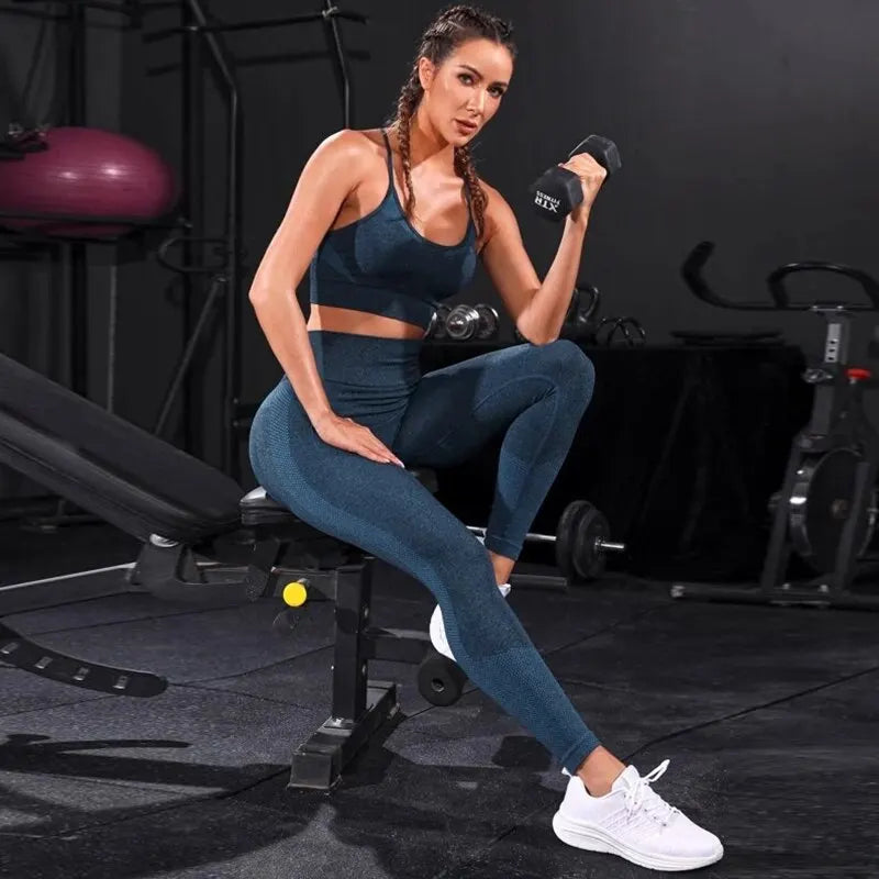 2-piece women's fitness set – high-waist leggings and sports top.