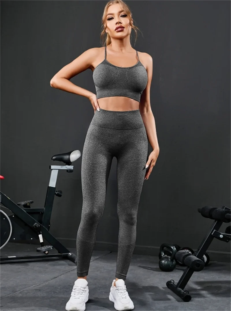 2-piece women's fitness set – high-waist leggings and sports top.