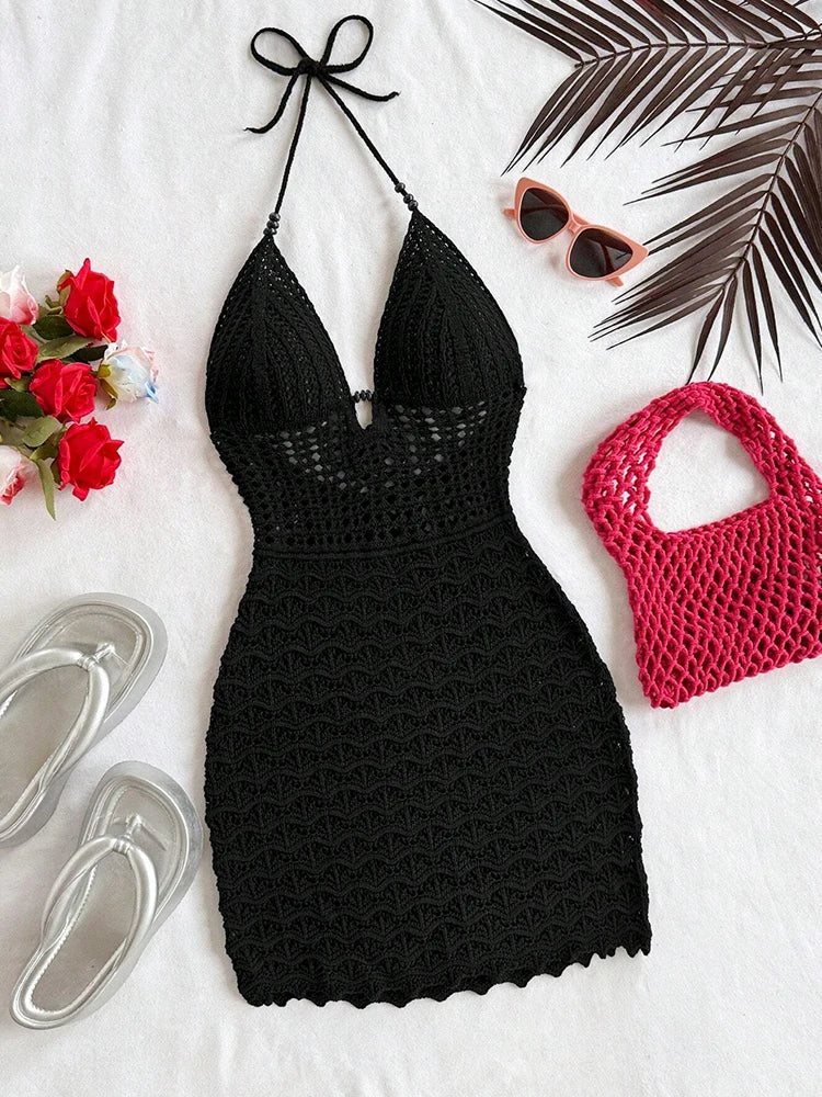 Strapless V-neck knit dress with cut-out details and wooden bead accents. Slim fit, gradient style, perfect for vacation.