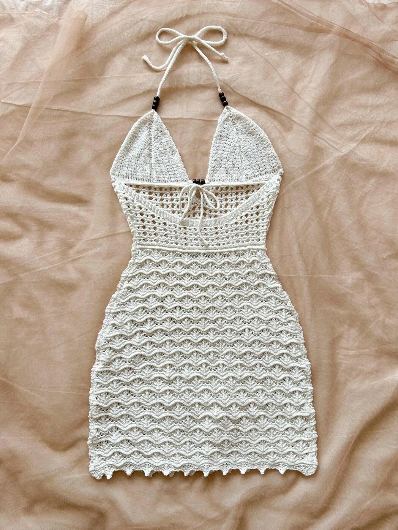 Strapless V-neck knit dress with cut-out details and wooden bead accents. Slim fit, gradient style, perfect for vacation.