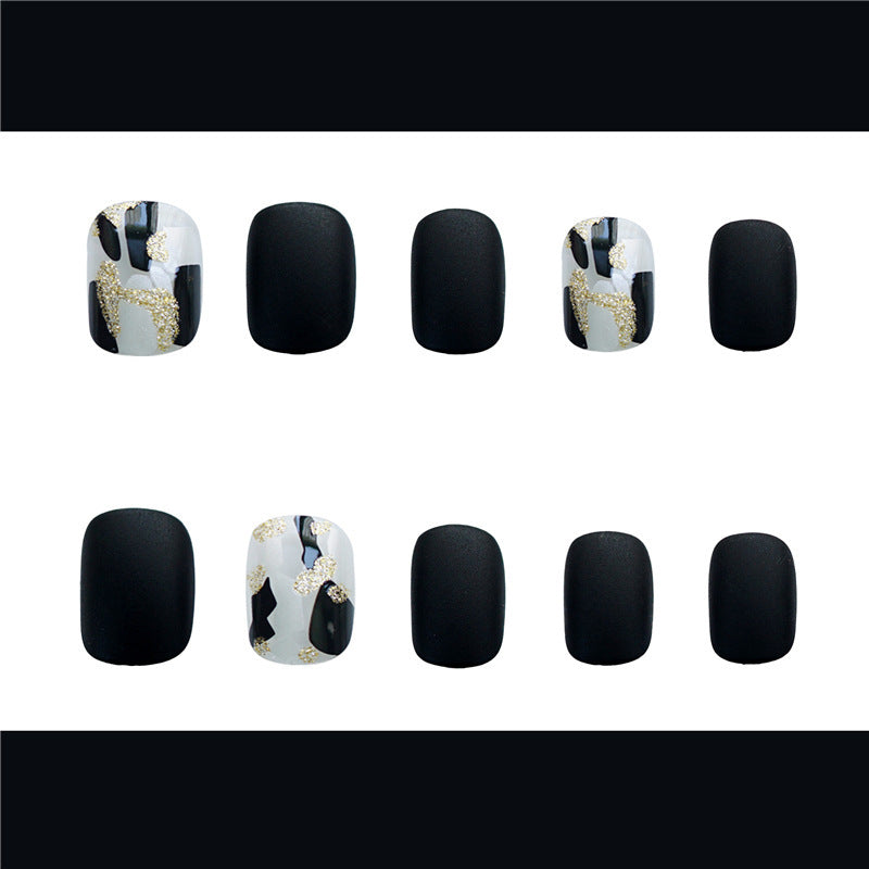 Usando unhas postiças pretas foscas